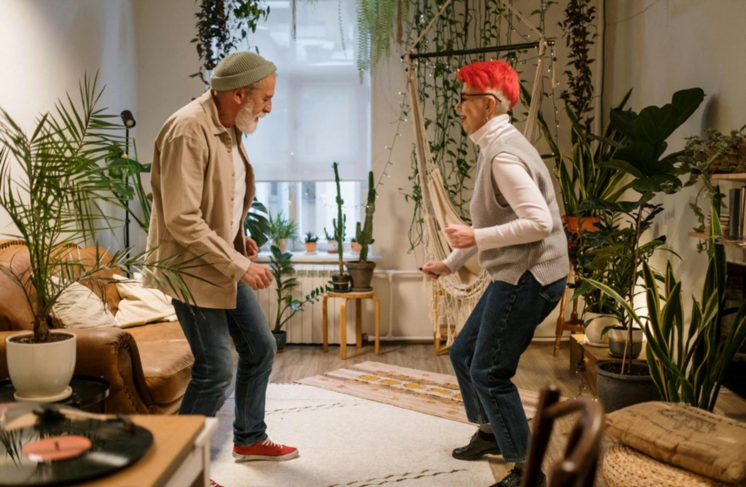 Coppia durante una lezione di danza con istruttore