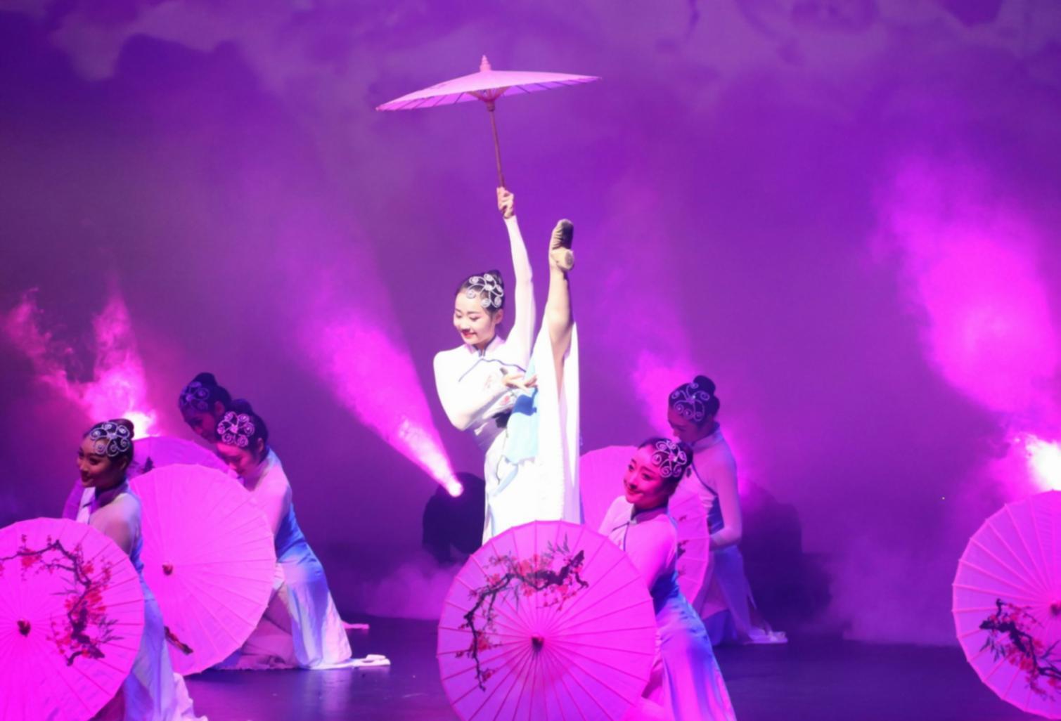 Gruppo di studenti di danza partner durante una performance