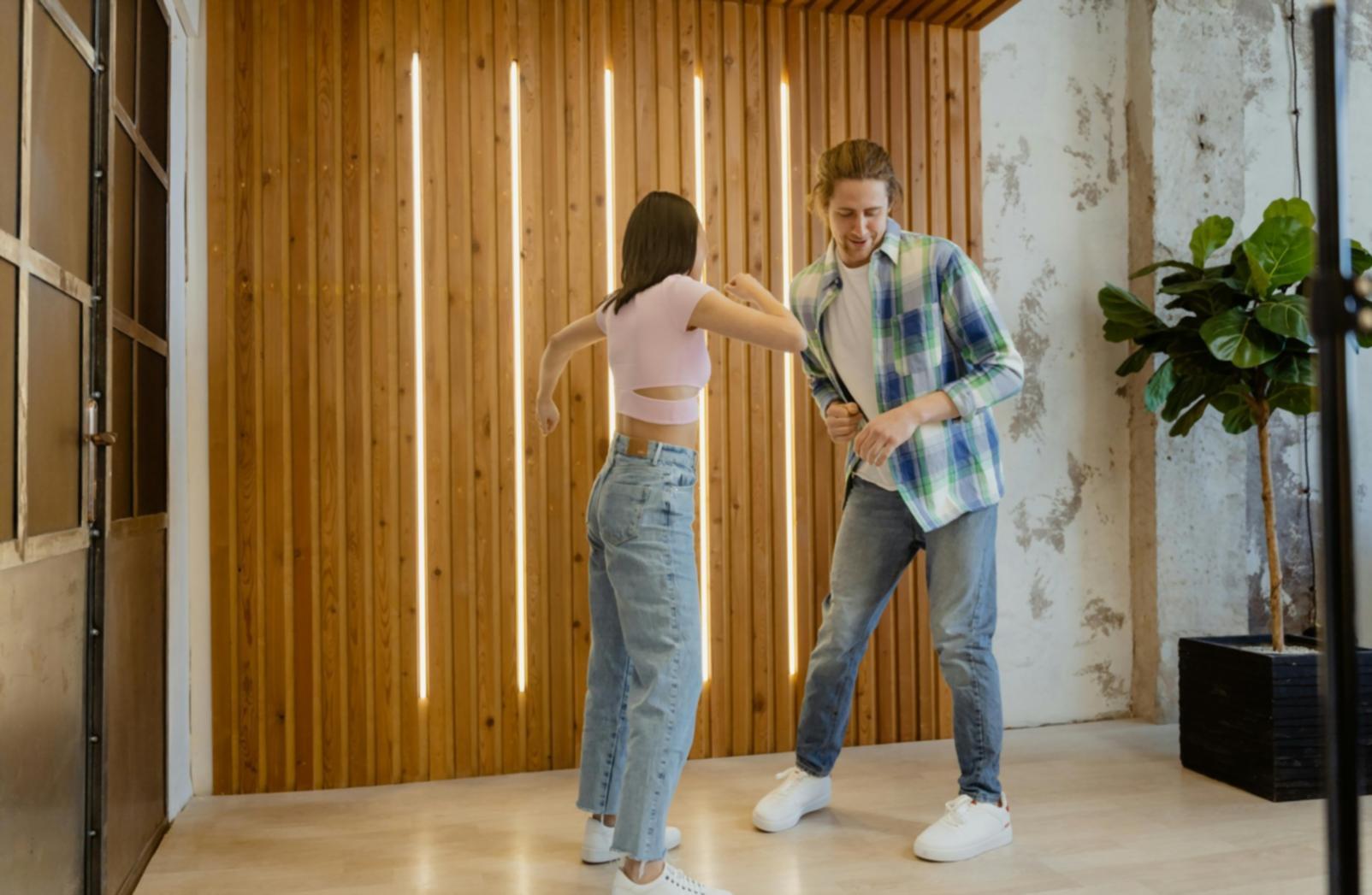 Coppia di danzatori durante una performance artistica di danza partner